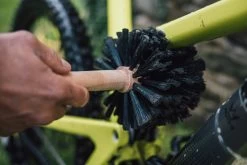 Peaty's Bog Brush Brosse -Boutique De Voitures Bog Brush in Use