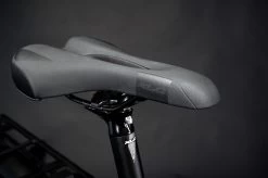 Haibike Trekking 6 Hommes - Matte Black Red Reflex -Boutique De Voitures Haibike MY22 Detail Saddle Trekking 6 HIGH black