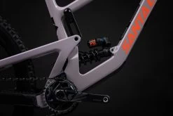 Santa Cruz Nomad 6 C MX S-Kit Air Gloss Gypsum -Boutique De Voitures MY225 Nomad details onblack vignette 005