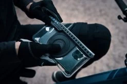 Fidlock Etui Téléphone VACUUM Uni - M Noir -Boutique De Voitures VC 01100 BLK fidlock VACUUM uniphonecas M outdoor 06